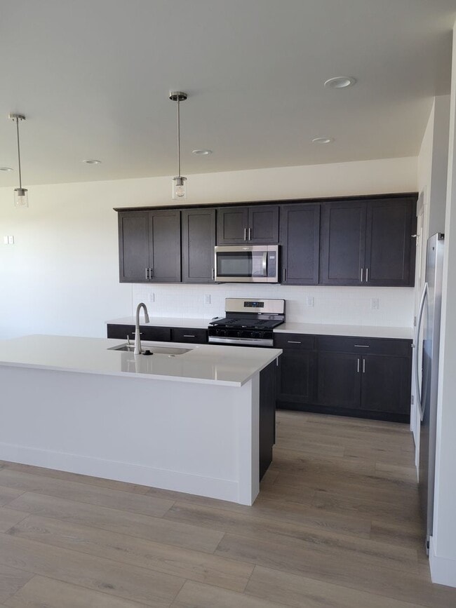 Building Photo - 3 Bed 2.5 Bath with double attached garage in Belgrade