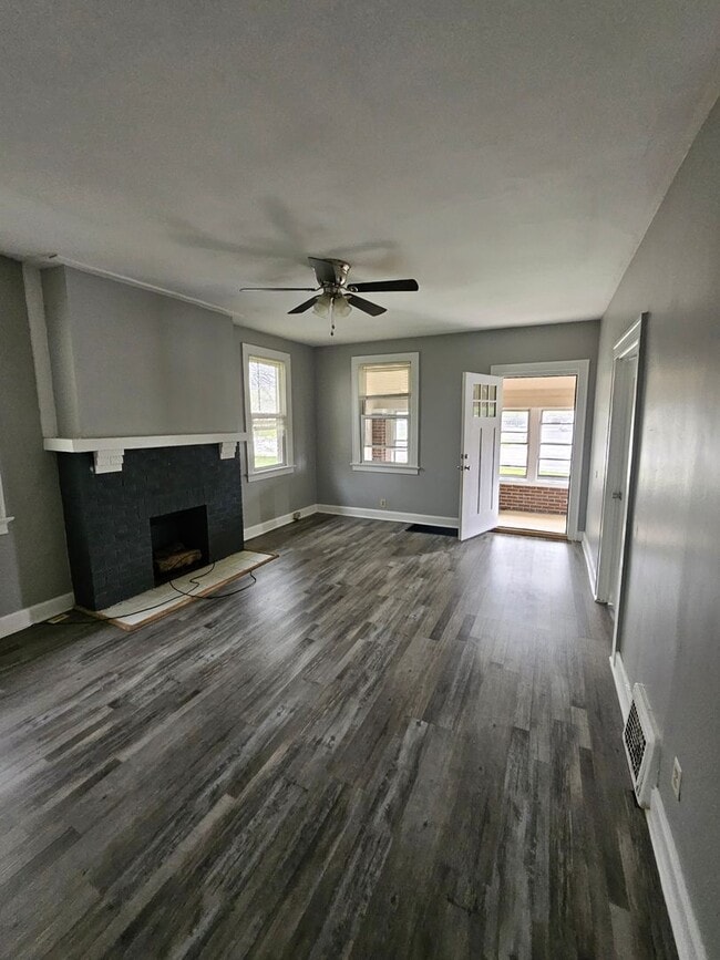 Building Photo - Large 3 bed house with basement