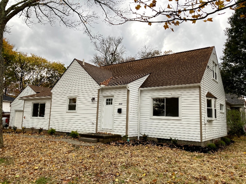 Building Photo - 300 Kenwood Ave