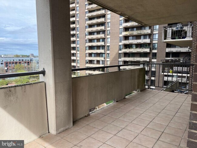 Building Photo - 1800 Old Meadow Rd