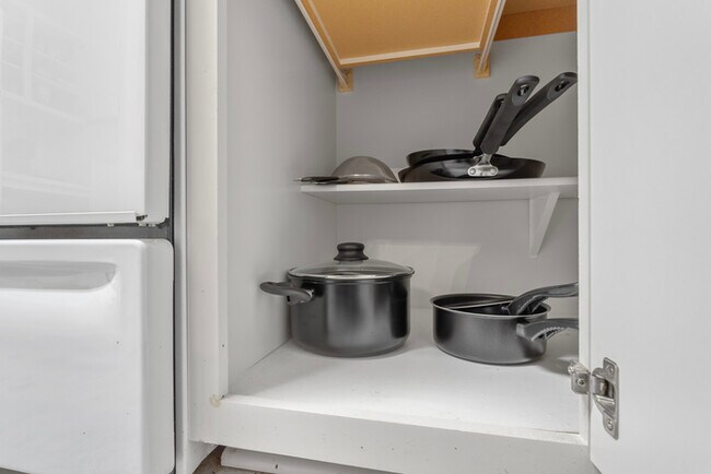 Building Photo - Furnished Rental Modern and clean