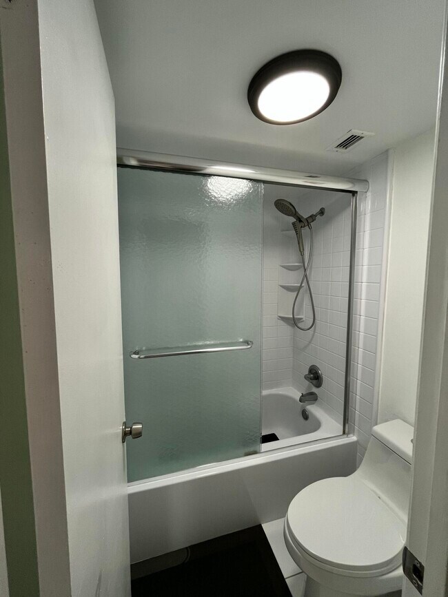 Building Photo - 1301 NE Miami Gardens Dr