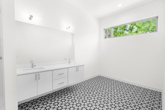 Building Photo - 3038 Edwin Cir