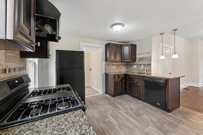 Building Photo - Charming 2-Bedroom Home!