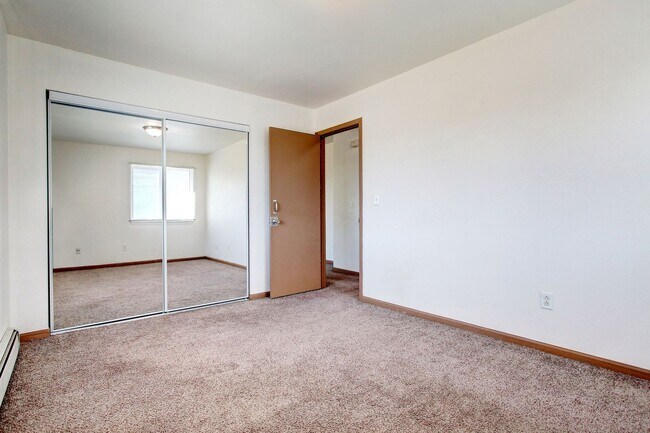 Building Photo - 2 BED 1 BATH UPPER LEVEL APARTMENT