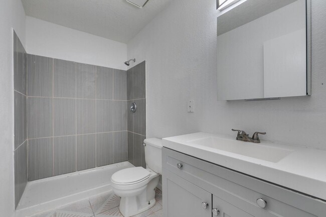 Building Photo - 6987 Mendon Ln