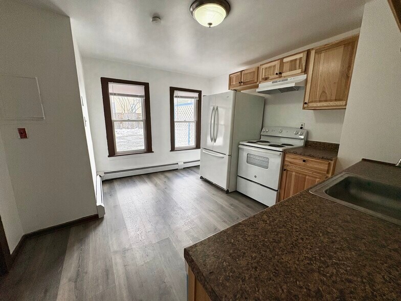 Building Photo - 17 School St