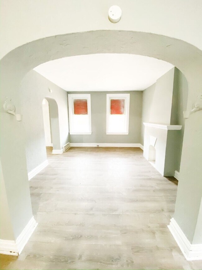 Building Photo - 2Bed 1Bath with Den!  Newly renovated!!
