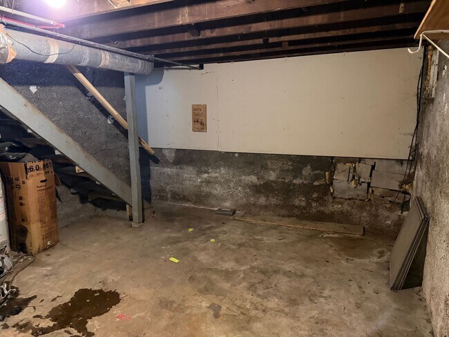 Building Photo - Spacious Duplex