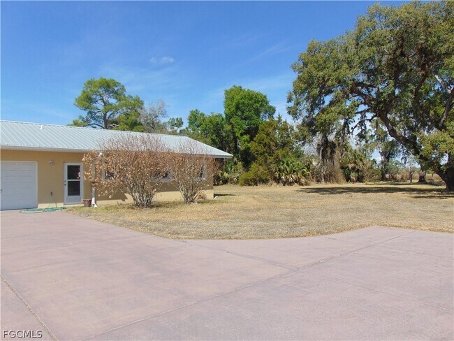 Building Photo - 1092 Riverbend Dr