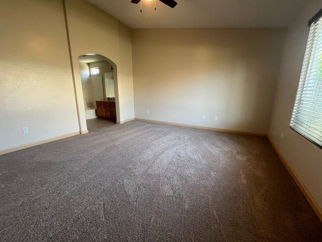 Building Photo - Charming home for rent in Visalia