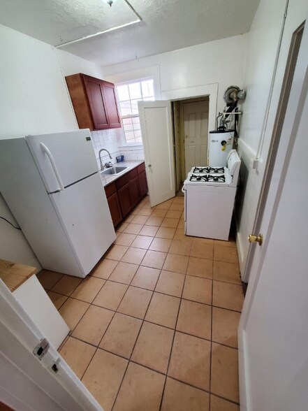 Building Photo - 6 College Ave