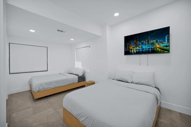 Building Photo - 5313 NE 1st Ave