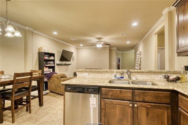 Building Photo - 3114 Claremont Dr