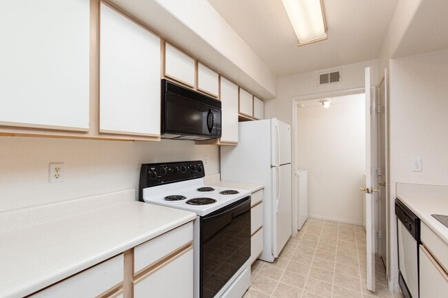 Building Photo - First floor one bedroom in gated Silverado Rach community