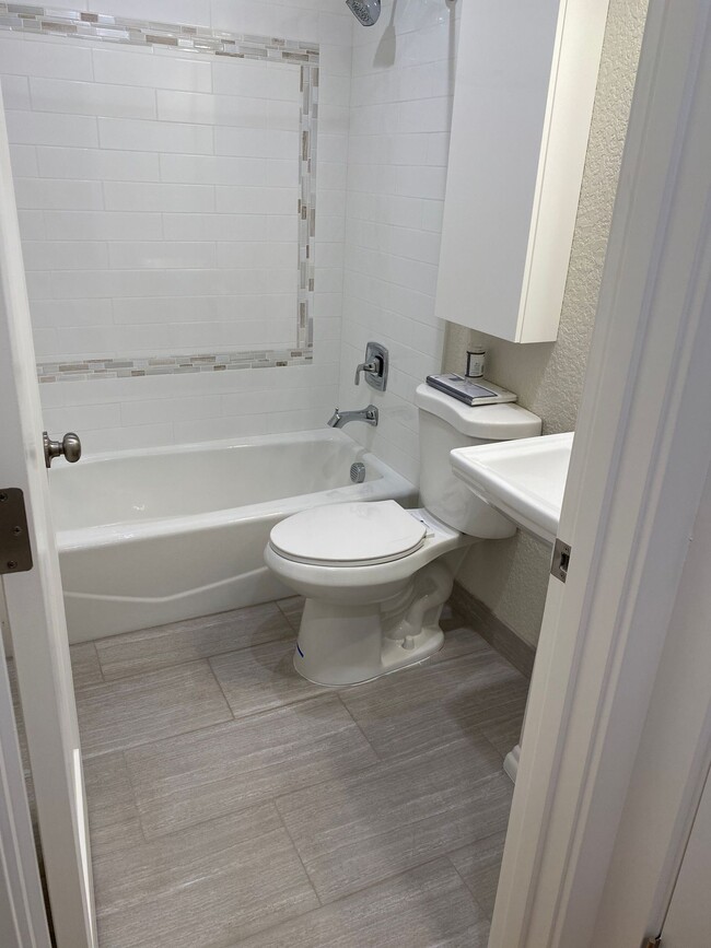 Building Photo - Modern Vintage Alberta Arts  1250sqft 1BR-...