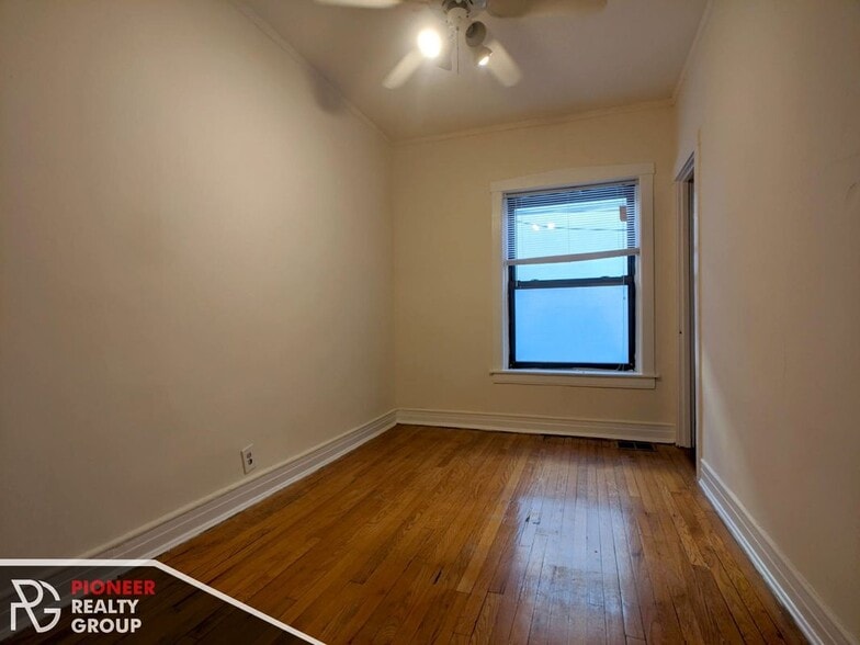 Building Photo - 813 W Waveland Ave