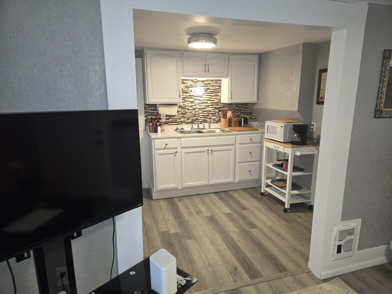 Building Photo - 1213 5th St