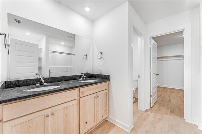 Building Photo - 114 S Maroon Ave