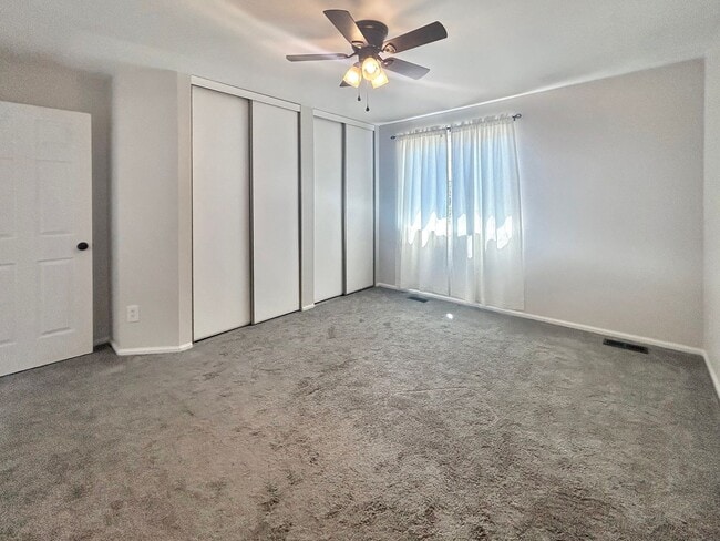 Building Photo - $0 DEPOSIT OPTION. DESIRABLE DAKOTA STATION SPLIT-LEVEL HOME WITH 3 BEDROOMS, 2 BATHS, AND SPACIO...