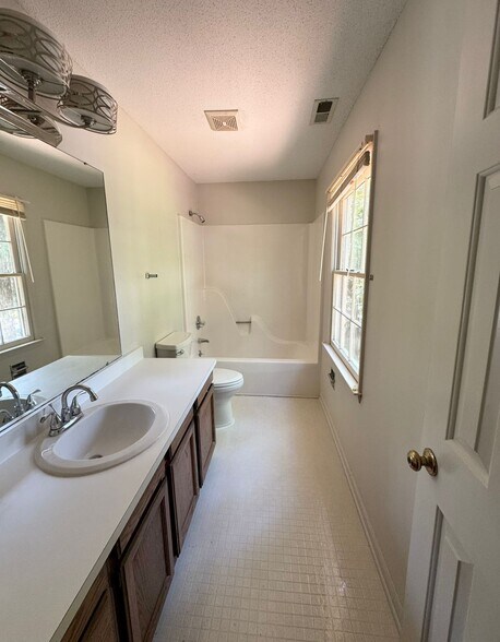 Building Photo - 4335 American Dr