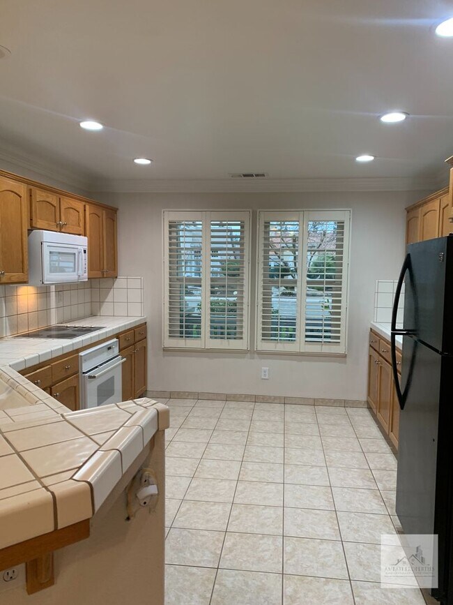 Building Photo - 1679 E La Quinta Dr