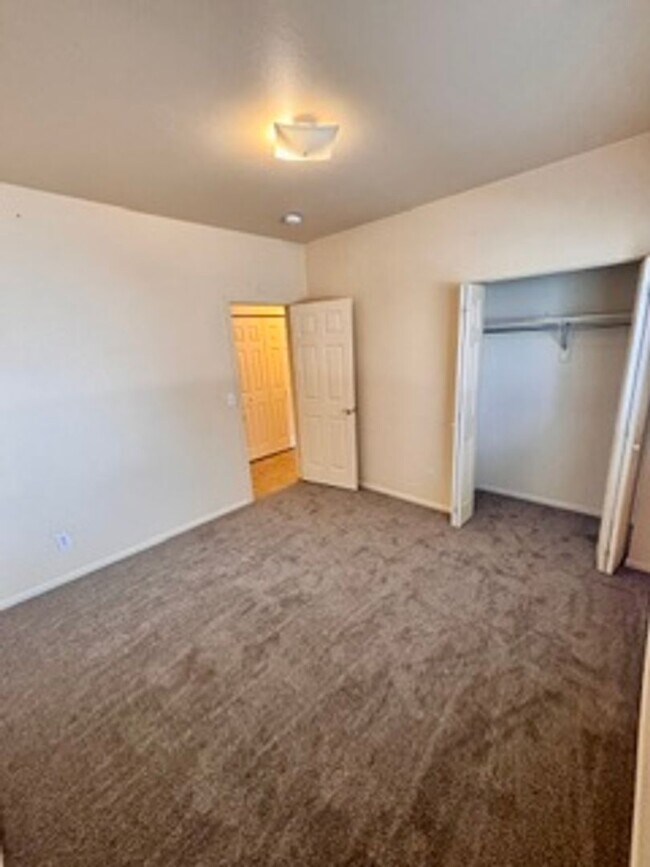 Building Photo - 629 S Sherwood St