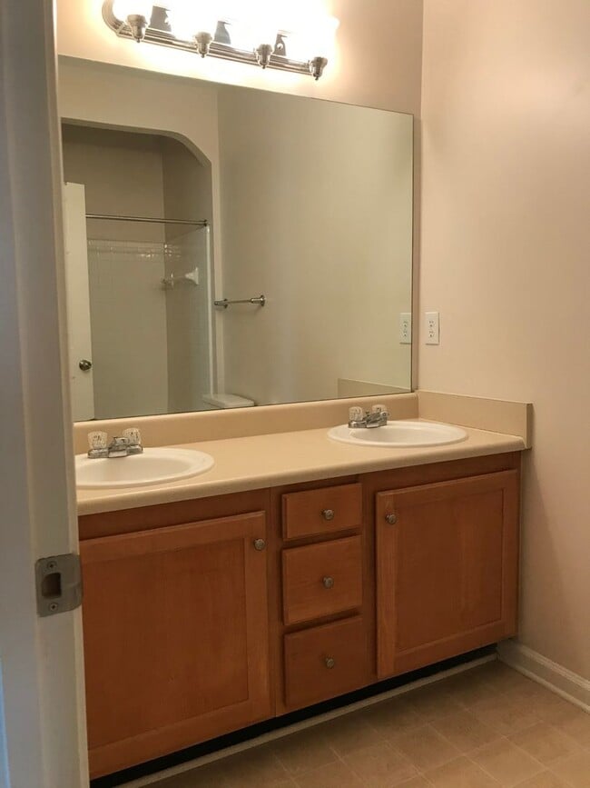 Building Photo - 260 Riverbend Drive 2 Bedroom 2 Bath Condo...
