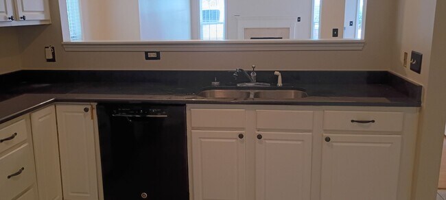 Building Photo - Lovely Townhome in Southeast Columbia