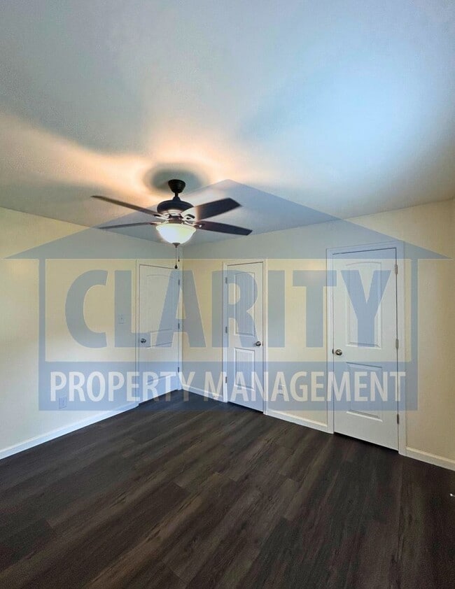 Building Photo - Two bedroom townhome w/garage!