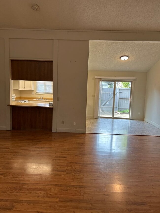 Building Photo - Desirable 3 bedroom 2 bath condo