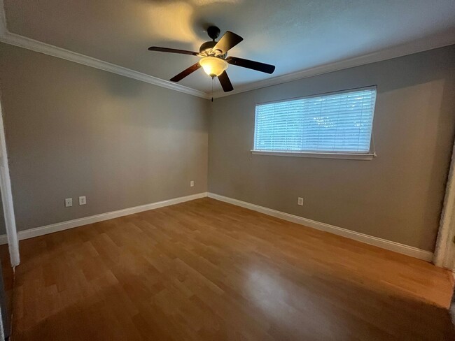 Building Photo - 3bed 2bath available in Rosemont! Pet frie...