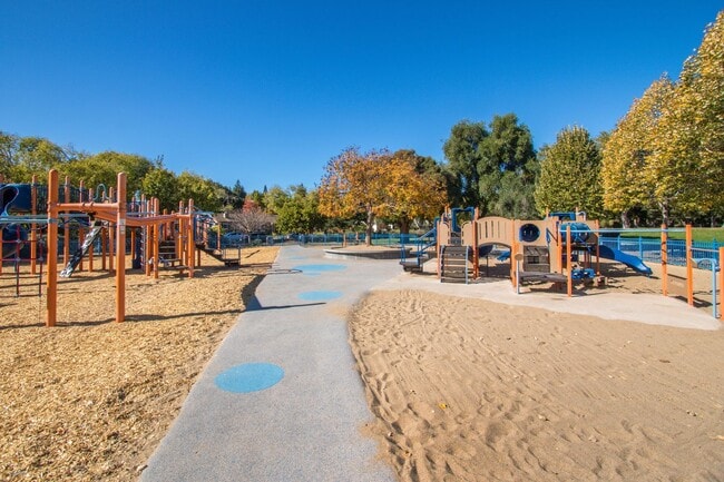 Building Photo - Charming Bungalow in Desirable Community Center Neighborhood!