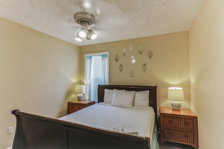 Building Photo - 121 Kings Ct