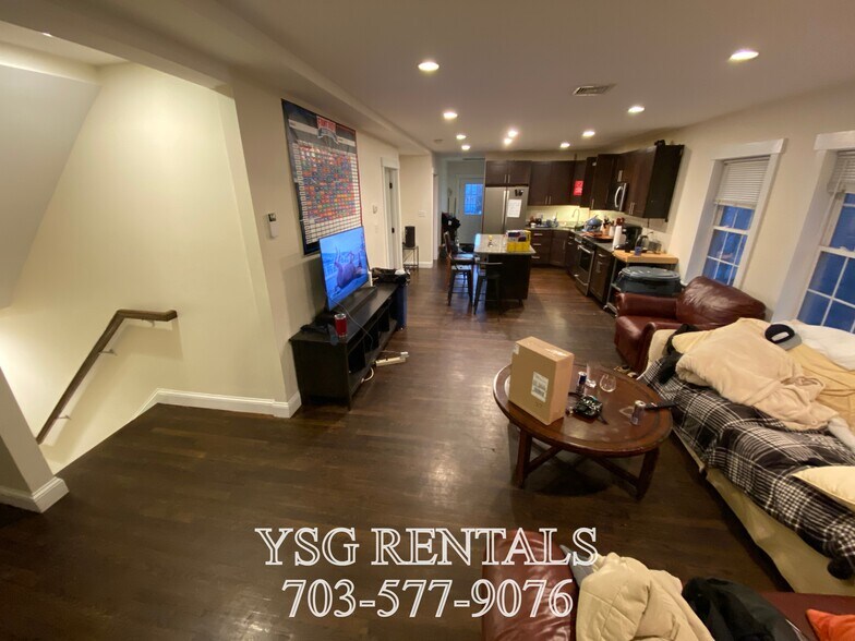 Building Photo - 27 Wait St