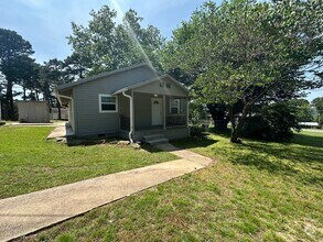 Building Photo - Introducing a charming 3-bedroom, 1.5 bath...