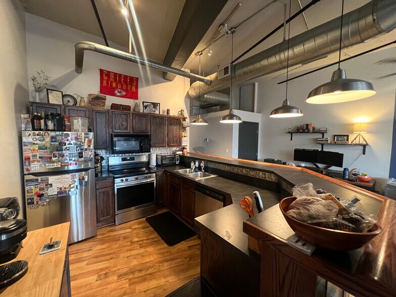 Building Photo - 200 Main St