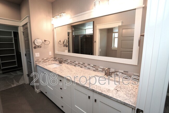 Building Photo - 407 W Pavilion Ln
