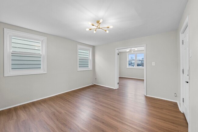 Building Photo - 173 MALLORY Ave