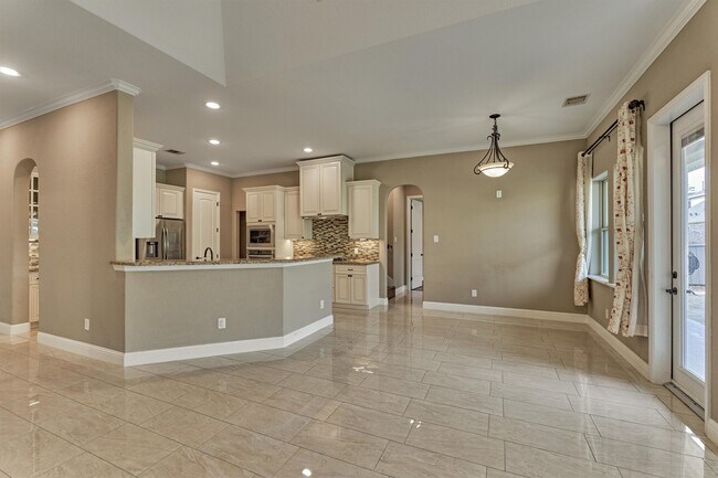 Building Photo - 106 Bella Luce