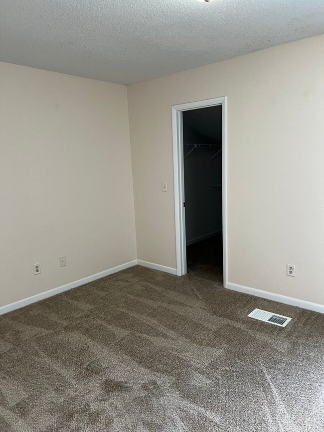 Building Photo - POOL-VIEW/ ACCESS - 2 Bedroom 1.5 Bath Tow...
