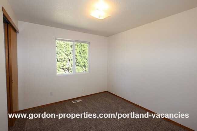Building Photo - 9641 SE Schiller St