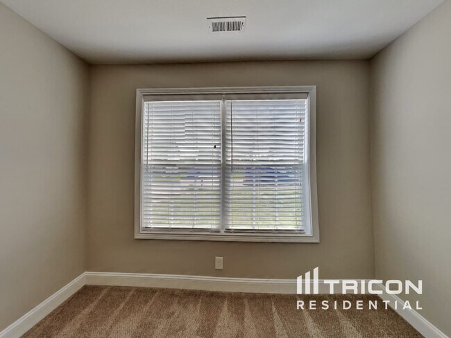 Building Photo - 616 Hollow Crst