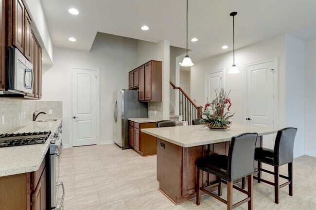 Building Photo - 7 Laurelwood Dr