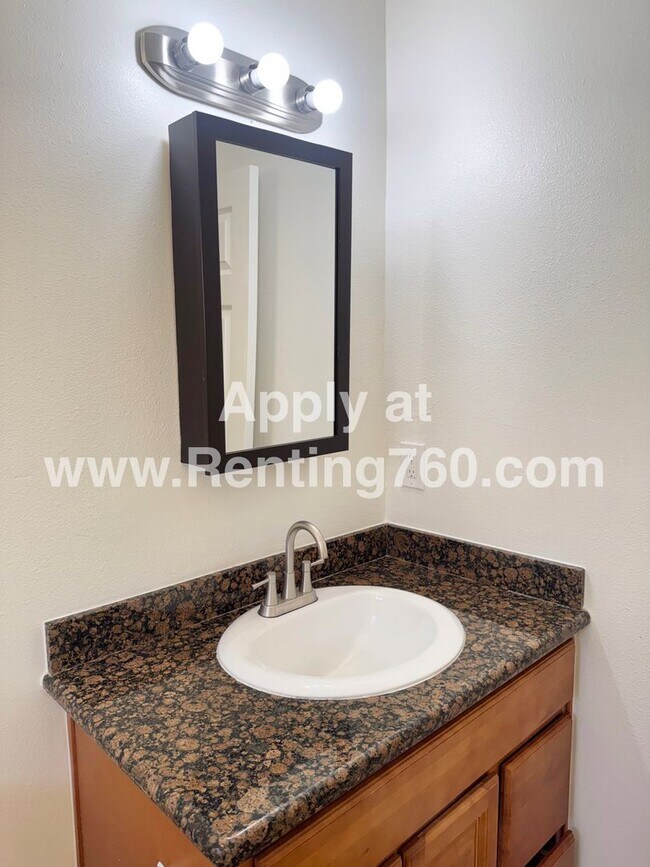 Building Photo - 3 Bed 2 Bath Home With Scenic Desert Views