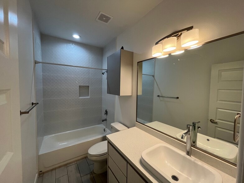 2 bathroom - 1723 W Marlin St