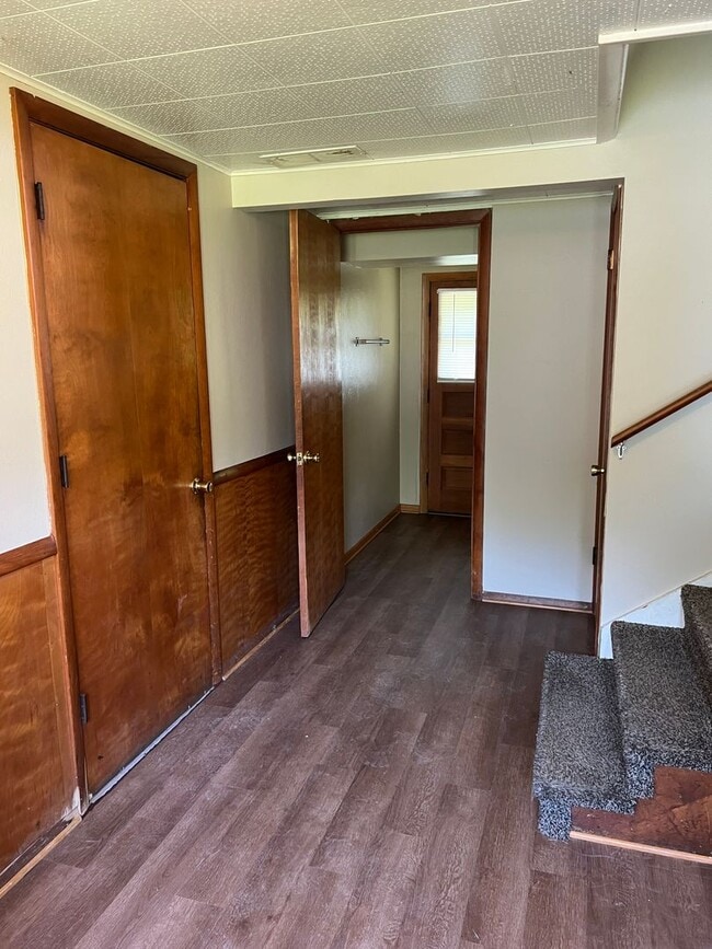 Building Photo - Nice 3 bedroom bi level with garage