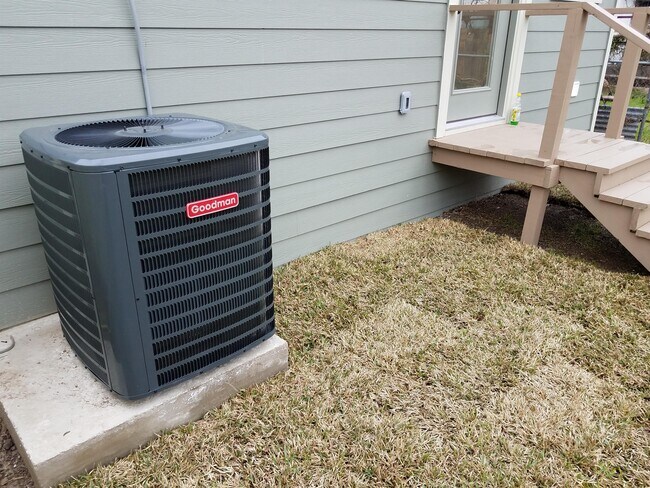 Building Photo - 1016 Center St