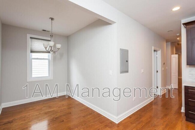 Building Photo - 3242 N Ridgeway Ave