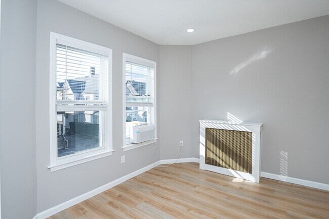 Building Photo - 15-17 Saunders St